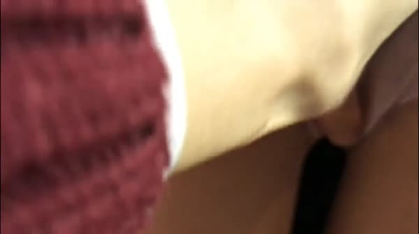 学长带着性感丝袜短裙小师妹酒店啪啪,开始害羞不怎么玩,把逼逼摸出水后,隔着内裤插了进去